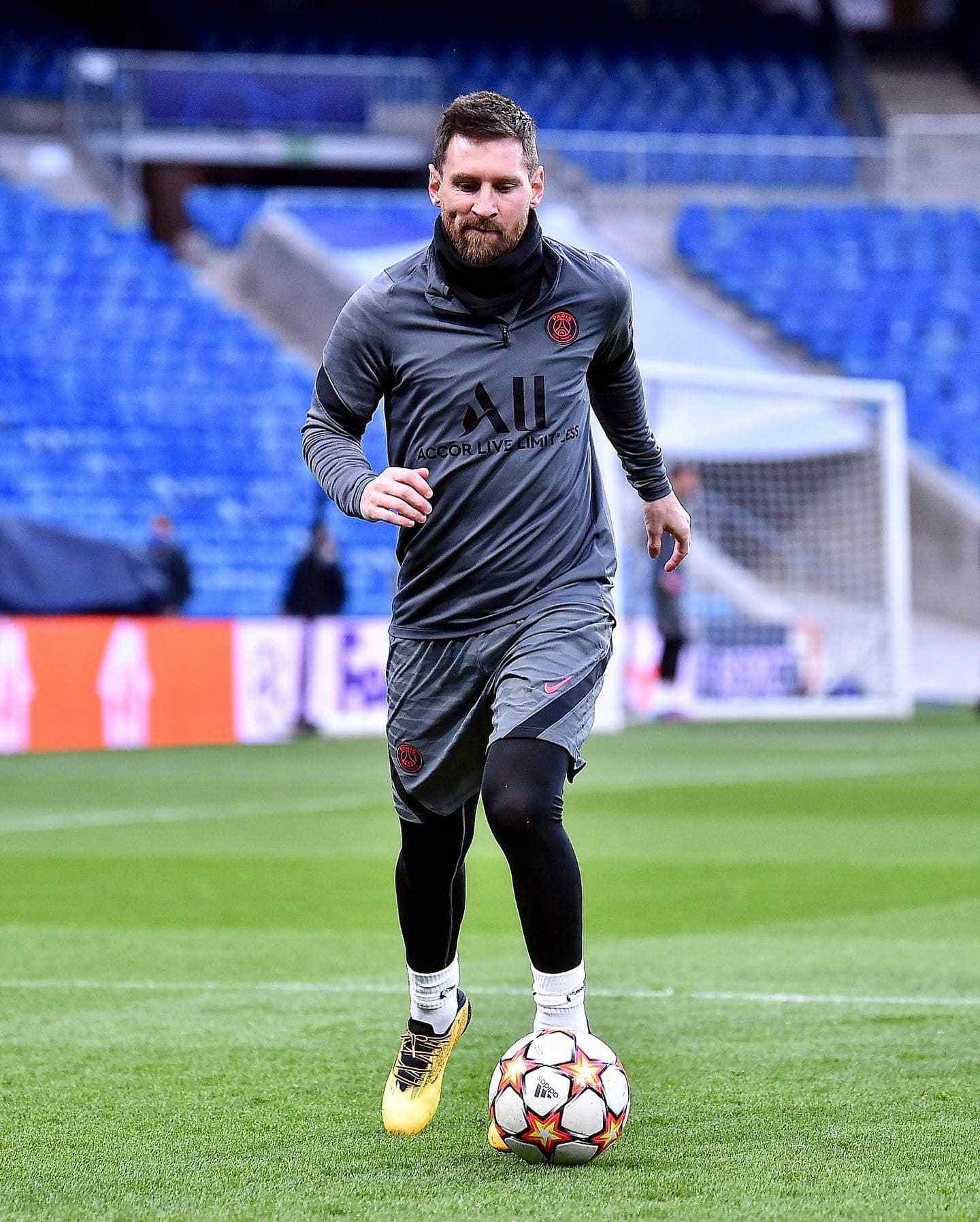 皇家马德里迎欧冠关键赛；集结日内部沟通；更衣室稳定；心理建设被强调的简单介绍