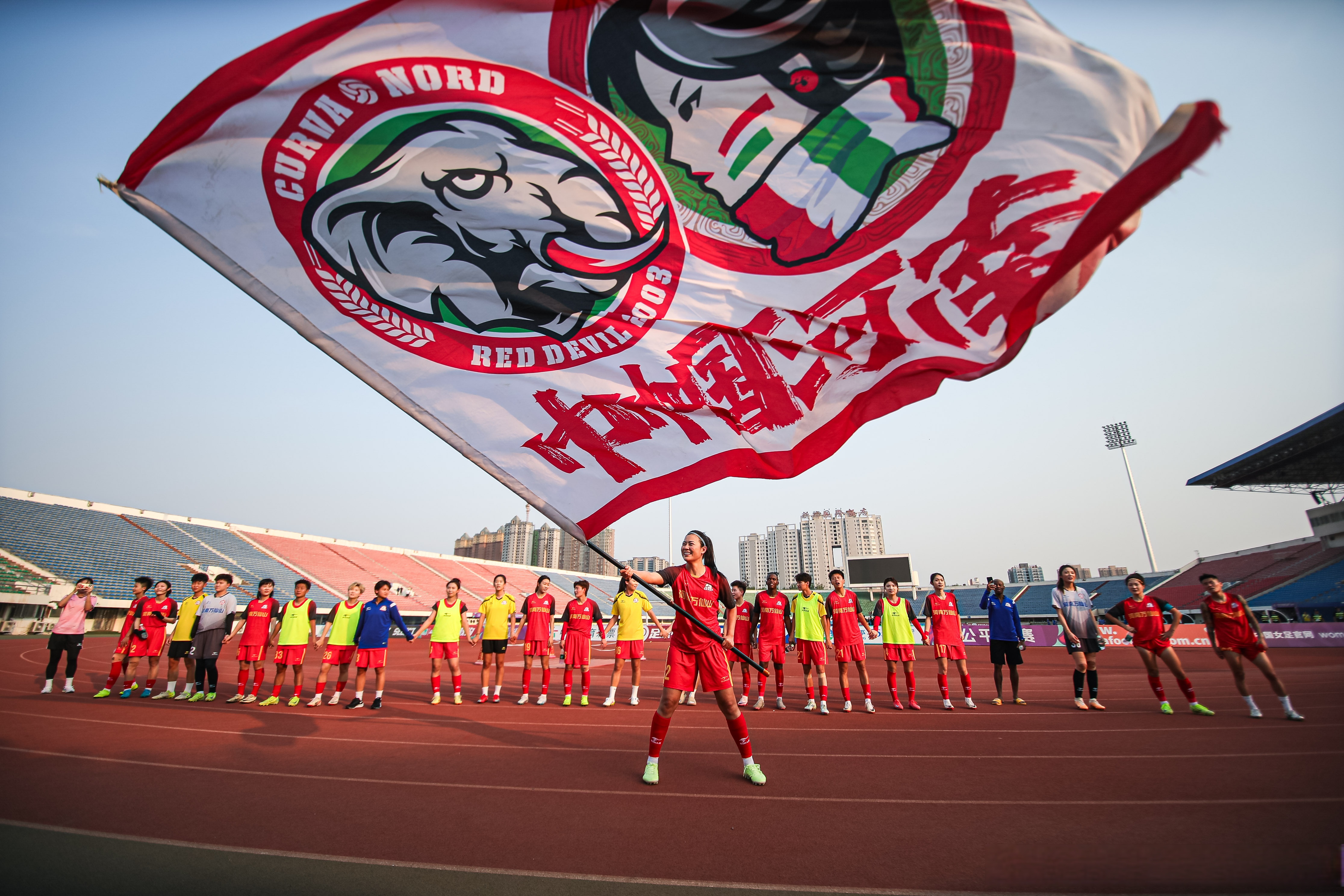 包含埃因霍温赛后远射贴柱，志在英超名次提升，赛场秩序良好，身体对抗强度拉满的词条