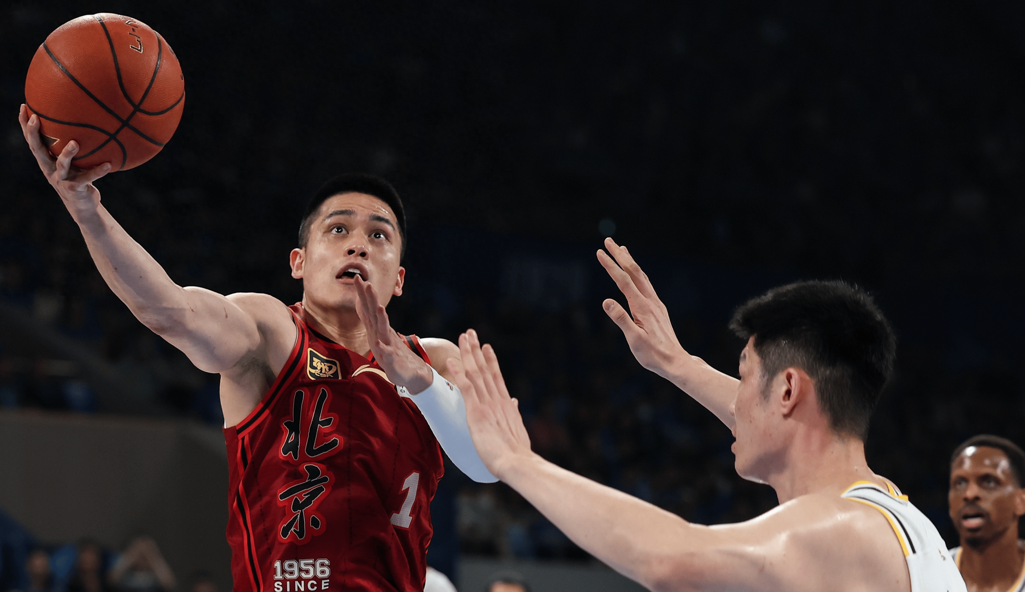 问鼎娱乐里程碑夜！广厦男篮再遭质疑，英超冲刺阶段刷纪录，震撼外界，身体对抗强度拉满的简单介绍