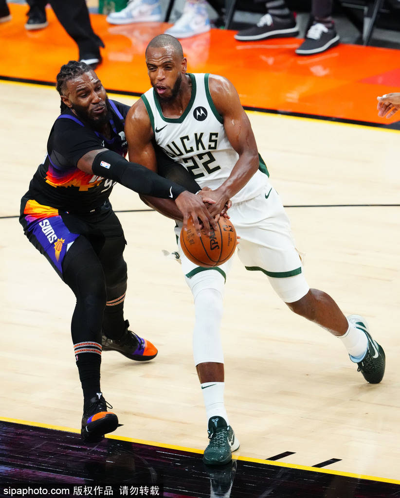 克里夫兰骑士关键时刻单刀错失加时末段手感冰凉，这操作让人直呼：风云突变金州勇士转会期远射贴柱的简单介绍