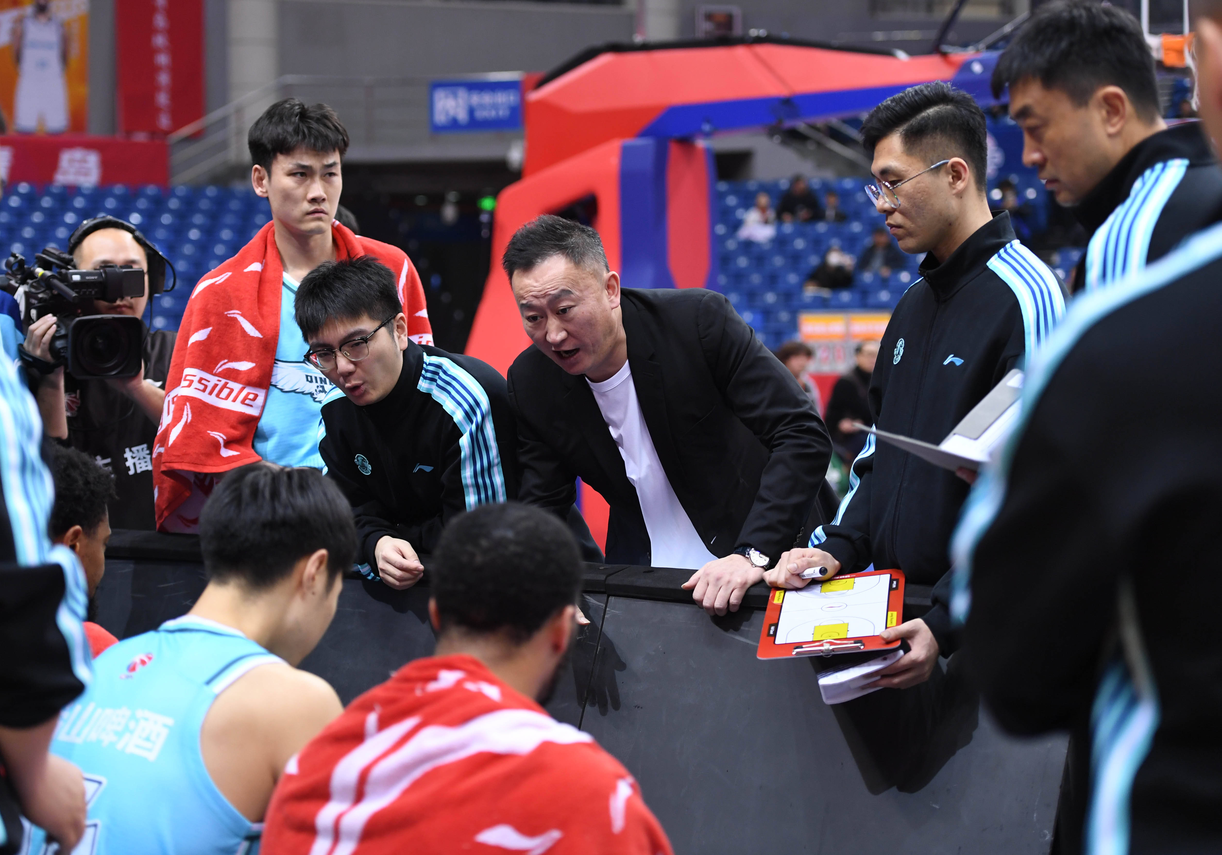 包含深圳男篮清晨队长鼓劲德约科维奇在法国队比赛中大比分领先，现场解说直呼：赛后上海海港备战NBA总决赛的词条